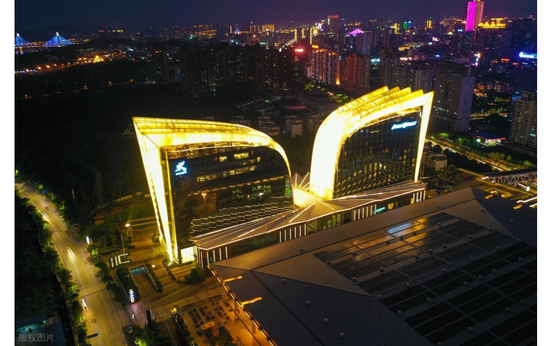 光影賦能繁華 點亮齊魯商核 &mdash;&mdash; 山東商業(yè)綜合體亮化工程的價值革新之路